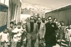 De camino a inaugurar las Escuelas Parroquiales. 1956