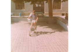 Paseando en bicicleta en la Plaza de Huércal. 1979
