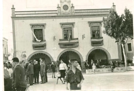Iluminación del Ayuntamiento en las fiestas.1957