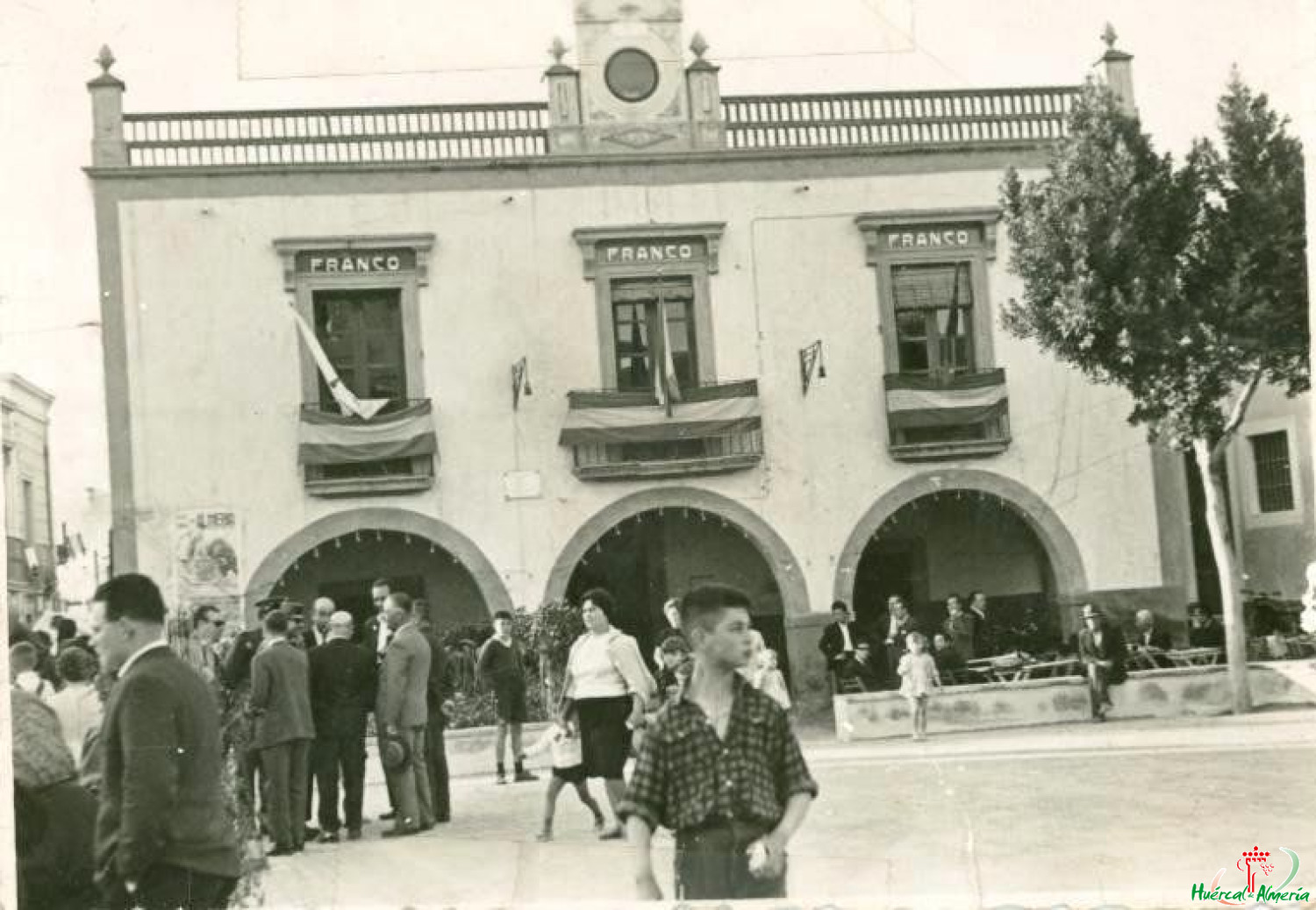 Iluminación del Ayuntamiento en las fiestas.1957