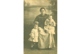 Elena Lacasa con sus hijos, Elena y José.1915