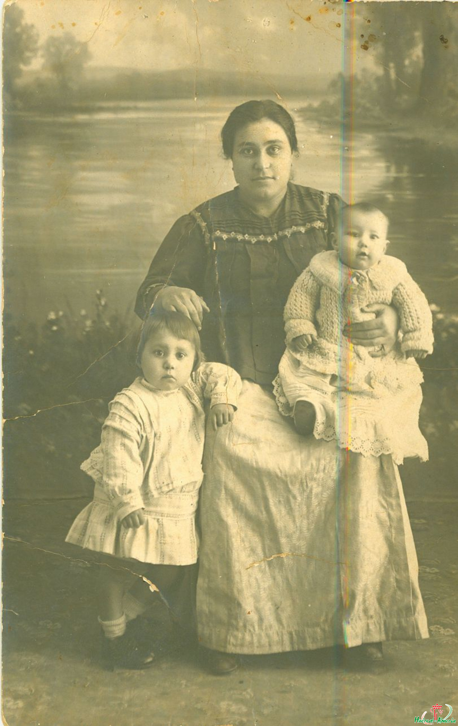 Elena Lacasa con sus hijos, Elena y José.1915