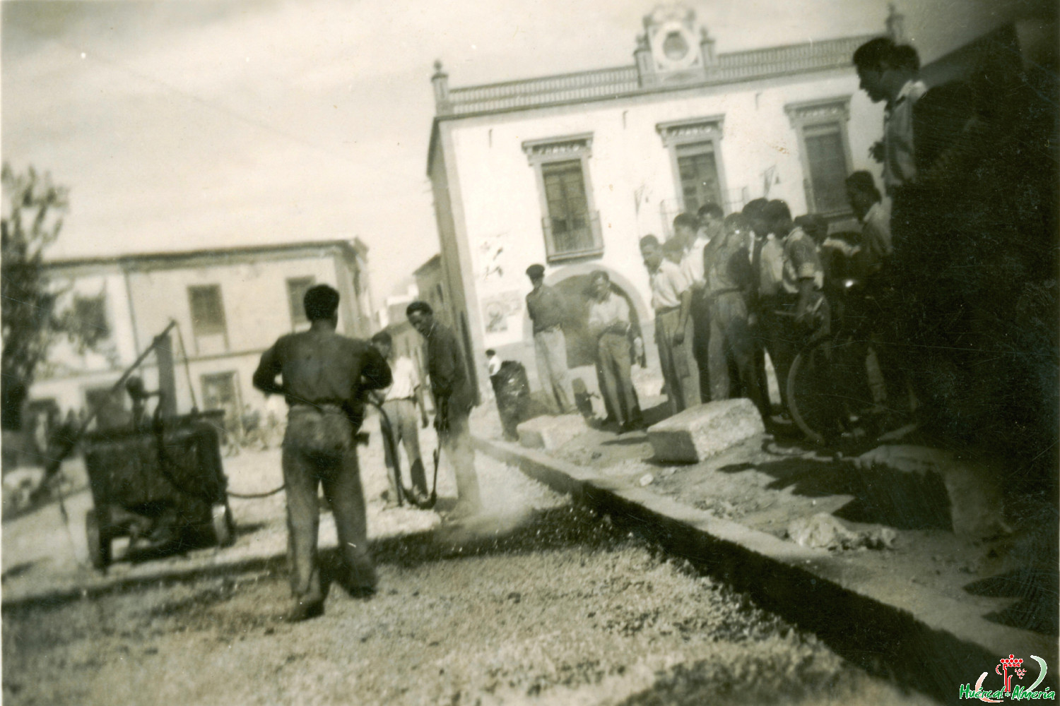 Obras de asfaltado en la Plaza.1956