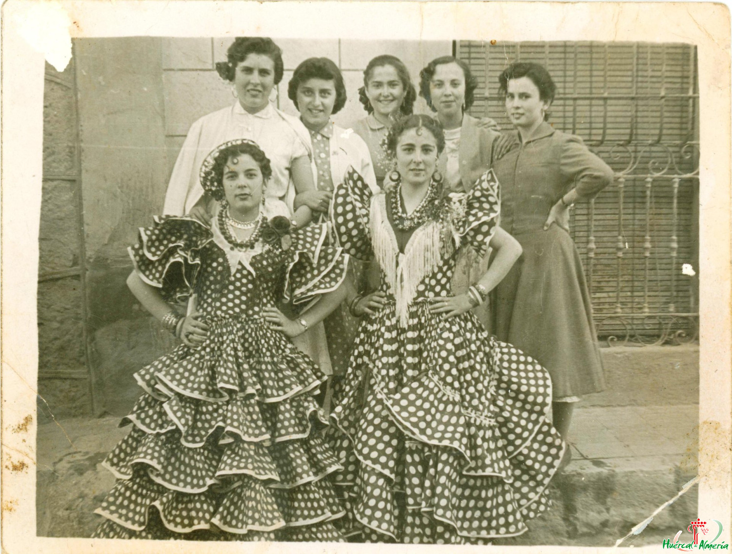 Jóvenes vestidas de flamenca.1950/1959