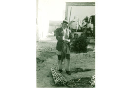Juan “el andreo” haciendo escobas de palma.1972