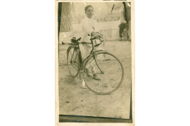 Gabriel Martínez con su bicicleta.1923