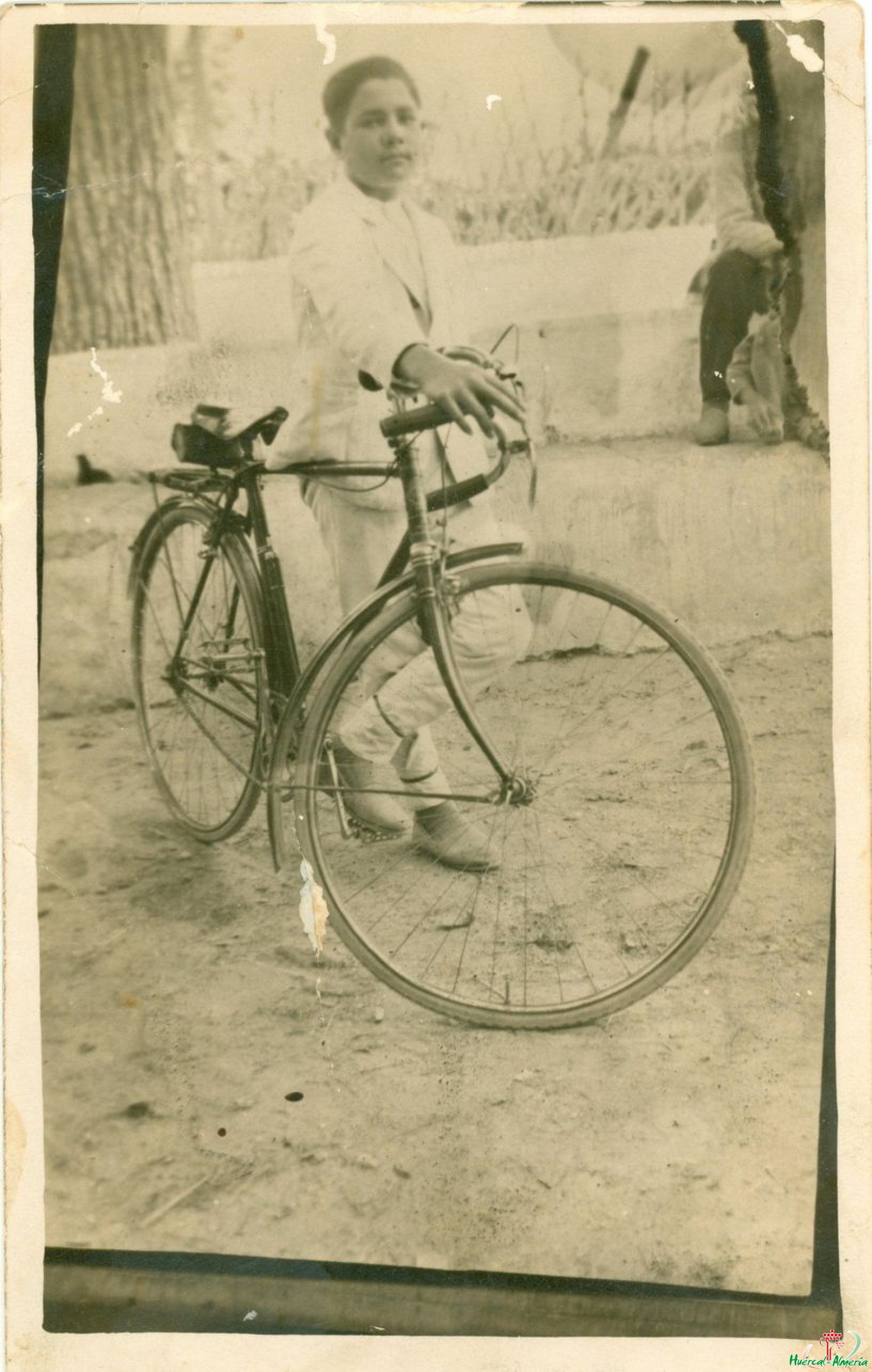 Gabriel Martínez con su bicicleta.1923